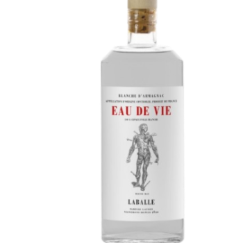 L'image de la bouteille de Château de Laballe Eau de Vie Blanche d'Armagnac montre une bouteille en verre transparent, remplie d'un liquide clair et lumineux. La bouteille est étiquetée avec un design élégant, comprenant le nom du produit et le logo du Château de Laballe. La bouteille est mise en valeur sur un fond neutre, mettant en avant son design raffiné et élégant.