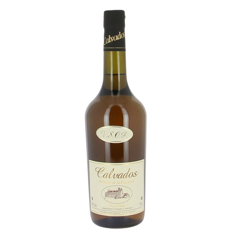 "Calvados Les Vergers de Ducy VSOP", un calvados fruité et équilibré vieilli en fûts de chêne. L'étiquette met en avant le domaine de la Flaguerie en Normandie