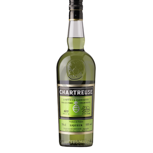 Une bouteille de liqueur Chartreuse verte, avec une étiquette ornée d'une croix et d'inscriptions en français. La bouteille est en verre vert foncé, avec un bouchon en liège et un sceau de cire verte autour du col.  La Chartreuse est un alcool fort et complexe, apprécié pour son goût unique et son histoire riche.