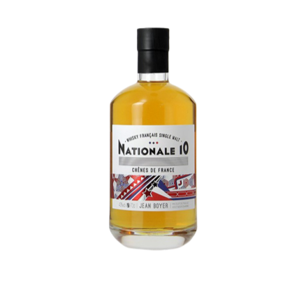 Bouteille de whisky NATIONALE 10 Chênes de France au design élégant, avec une étiquette noire et or. Cette bouteille de single malt français est le résultat d'une maturation en fûts de chêne français, ce qui lui confère des notes boisées subtiles, des arômes de vanille et de caramel, ainsi qu'une finale épicée et légèrement fruitée. Sa forme sophistiquée et son allure moderne en font un choix idéal pour les collectionneurs de whiskies, ou pour offrir en cadeau à un amateur de spiritueux.